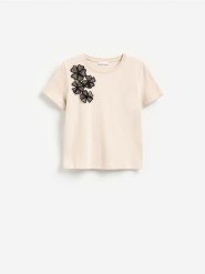 T-shirt z ozdobną aplikacją - beżowy. Brązowe t-shirty damskie Reserved, l, z aplikacjami, z bawełny, bez kołnierzyka. Za 79.99 zł.