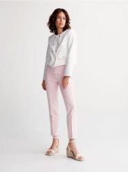 Spodnie z kantem - pastelowy róż. Czerwone spodnie materiałowe damskie Reserved, l, bez wzorów, z tkaniny. W wyprzedaży za 35.99 zł.