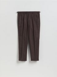 Spodnie chino slim z lnem - ciemnobrązowy. Brązowe spodnie materiałowe męskie Reserved, bez wzorów, z bawełny. Za 169.99 zł.