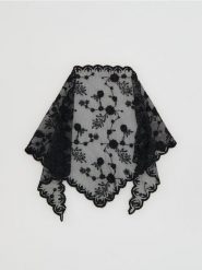 Koronkowy szal - czarny. Czarne szaliki i chusty damskie Reserved, bez wzorów, z koronki. Za 49.99 zł.