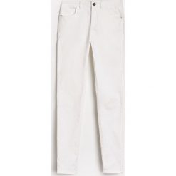 Woskowane spodnie slim fit - Biały. Spodnie materiałowe damskie marki Reserved. W wyprzedaży za 59.99 zł.