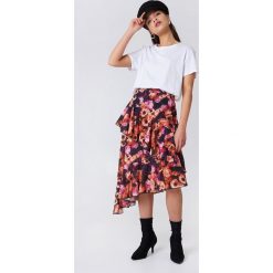 NA-KD Boho Asymetryczna spódnica z podwójną falbaną - Multicolor. Spódnice damskie marki NA-KD Boho. W wyprzedaży za 36.58 zł.