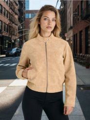 Kurtka z imitacji zamszu ze stójką zapinaną na zatrzask - beżowy. Brązowe kurtki damskie Sinsay, l, bez wzorów, bez kaptura. Za 99.99 zł.