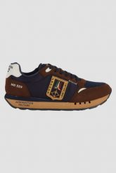 AERONAUTICA MILITARE Brązowe męskie sneakersy z naszywką Frecce Tricolori. Brązowe buty sportowe męskie Aeronautica Militare, z tkaniny, bez zapięcia. W wyprzedaży za 369.99 zł.