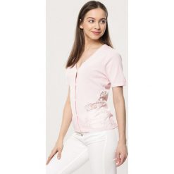 Jasnoróżowa Bluzka Seriousness. Bluzki damskie marki Born2be. Za 14.99 zł.
