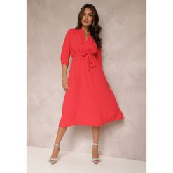 Czerwona Sukienka Canopis. Czerwone sukienki damskie Renee, m, bez wzorów, z materiału, eleganckie, bez kołnierzyka, bez ramiączek, midi, kopertowe. Za 69.99 zł.