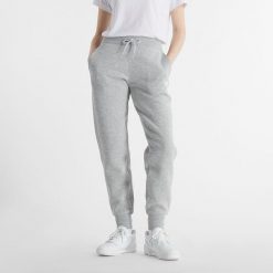 Spodnie damskie New Balance WP43805AG – szare. Szare spodnie dresowe damskie New Balance, m, bez wzorów, z bawełny. Za 159.99 zł.