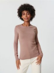 Sweter z ozdobnymi guzikami - beżowy. Brązowe swetry damskie Sinsay, l, bez wzorów, bez kołnierzyka, bez ramiączek, bez kaptura. Za 39.99 zł.
