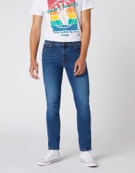 MĘSKIE SPODNIE JEANSOWE WRANGLER TEXAS SLIM GAME ON W12ST112E 112126517. Brązowe spodnie materiałowe męskie Wrangler, l, z aplikacjami, z bawełny, klasyczne. Za 229.99 zł.