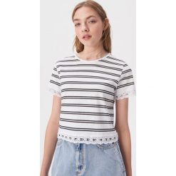 T-shirt z koronkowym zdobieniem - Biały. T-shirty damskie Sinsay. Za 24.99 zł.