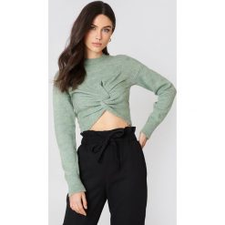NA-KD Dzianinowy sweter kopertowy - Green. Swetry damskie marki NA-KD. W wyprzedaży za 36.58 zł.