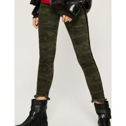 Spodnie skinny z wzorem camo - Wielobarwn. Spodnie materiałowe damskie marki Sinsay. Za 89.99 zł.