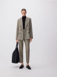 Dwurzędowa marynarka z dodatkiem wiskozy - wielobarwny. Żakiety damskie Reserved, l, bez wzorów, z tkaniny. W wyprzedaży za 139.99 zł.