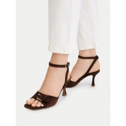 Sandały JENNY. Brązowe sandały damskie Jenny, bez wzorów, bez obcasa, na szpilce, bez zapięcia. Za 129.99 zł.