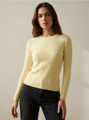 Klasyczny prążkowany sweter - żółty. Żółte swetry damskie Sinsay, l, bez wzorów, prążkowane, klasyczne, bez kołnierzyka, bez ramiączek, bez kaptura. Za 29.99 zł.
