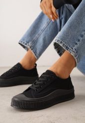 Czarne Klasyczne Trampki na Żłobionej Podeszwie Levanatia. Czarne trampki i tenisówki damskie Renee, bez wzorów, z jeansu, klasyczne, bez zapięcia. Za 69.99 zł.