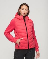 Kurtka hybrydowa z kapturem Storm od SUPERDRY. Czerwone kurtki damskie Superdry., bez wzorów, z materiału, z kapturem. Za 426.30 zł.