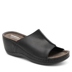 Klapki Go Soft. Czarne klapki damskie GO SOFT, bez wzorów, bez obcasa. Za 139.99 zł.