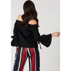 NA-KD Sukienka z odkrytymi ramionami - Black. Sukienki damskie marki NA-KD. W wyprzedaży za 60.97 zł.