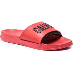 Klapki CALVIN KLEIN - Slide KW0KW00779 655. Czerwone klapki damskie Calvin Klein, bez wzorów, z materiału, bez obcasa. W wyprzedaży za 99.00 zł.
