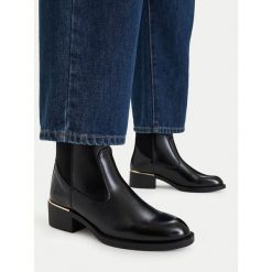 Botki MEXX. Czarne botki damskie Mexx, bez obcasa, na słupku, bez zapięcia. Za 249.99 zł.