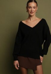 Czarny Sweter z Kaszmirem z Dekoltem w Serek Plenae. Czarne swetry damskie Born2be, uniwersalny, bez wzorów, z kaszmiru, eleganckie, bez kołnierzyka, bez ramiączek, bez kaptura. Za 129.99 zł.