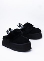Kapcie damskie czarne UGG W FUNKETTE. Czarne kapcie damskie UGG, bez wzorów, ze skóry. Za 529.99 zł.
