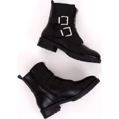 Botki militarne czarne 688-A14 Black. Czarne botki damskie ButyModne, ze skóry ekologicznej, klasyczne, z okrągłym noskiem, bez obcasa, bez zapięcia. W wyprzedaży za 209.00 zł.