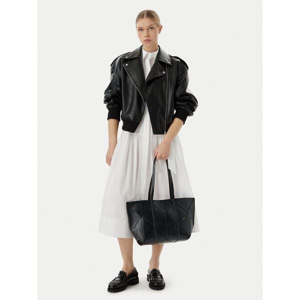 Torebka Calvin Klein. Czarne torebki do ręki damskie Calvin Klein, bez wzorów, bez dodatków. Za 699.99 zł.