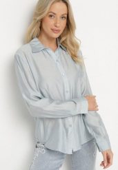 Jasnoniebieska Wiskozowa Koszula o Klasycznym Kroju Sovnella. Niebieskie bluzki damskie Born2be, l, bez wzorów, z jeansu, eleganckie, bez kołnierzyka, bez ramiączek. Za 49.99 zł.
