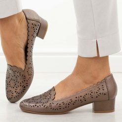 Brązowe ażurowe czółenka damskie na obcasie M.Daszyński Sa200-1. Brązowe czółenka damskie M.Daszyński, w ażurowe wzory, ze skóry, klasyczne, z okrągłym noskiem, bez obcasa, na obcasie, bez zapięcia. Za 189.00 zł.