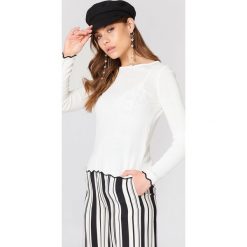 Trendyol Sweter z ozdobnym wykończeniem - White. Białe swetry damskie Trendyol, z dzianiny, z okrągłym kołnierzem. W wyprzedaży za 50.48 zł.