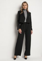 Czarny Komplet w Garniturowym Stylu Zdobiony Lampasem Krótka Marynarka i Spodnie Avaniah. Czarne spodnie materiałowe damskie Born2be, s, z aplikacjami, eleganckie. Za 209.99 zł.
