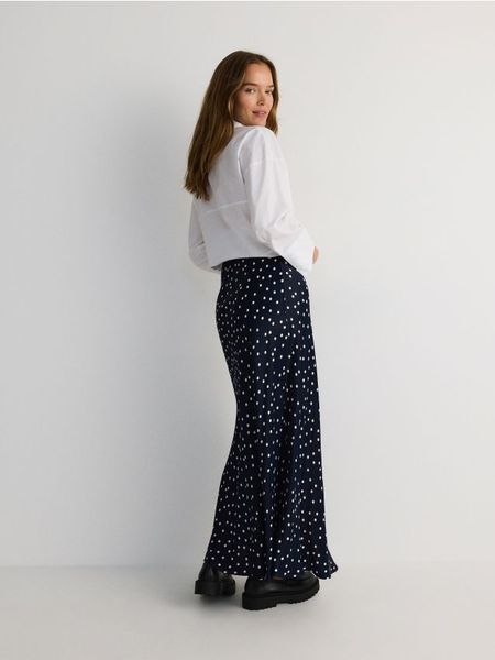 Spódnica maxi w groszki - granatowy. Niebieskie spódnice damskie Reserved, l, bez wzorów, z wiskozy, maxi. W wyprzedaży za 59.99 zł.