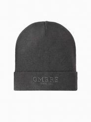 Męska dzianinowa czapka beanie z haftowanym napisem – grafitowa V2. Szare czapki i kapelusze męskie Ombre Clothing, bez wzorów, z dzianiny, eleganckie. Za 129.99 zł.