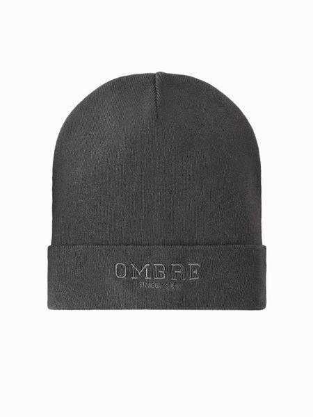 Męska dzianinowa czapka beanie z haftowanym napisem – grafitowa V2. Szare czapki i kapelusze męskie Ombre Clothing, bez wzorów, z dzianiny, eleganckie. Za 129.99 zł.