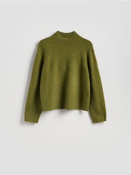 Sweter z niskim golfem - oliwkowy. Zielone swetry damskie Reserved, l, bez wzorów, z dzianiny, bez kołnierzyka, bez ramiączek, bez kaptura. Za 129.99 zł.