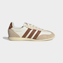 Sneakersy damskie ADIDAS Barreda Decode Lo Off. Białe obuwie sportowe damskie Adidas, bez wzorów, z syntetyku. Za 299.99 zł.