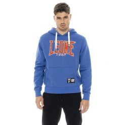 Herren-Winter-Kapuzenpullover zum Überziehen mit New Era 1947 Leone Flockdruck. Niebieskie bluzy męskie LEONE 1947 APPAREL, bez wzorów, z bawełny, bez kaptura. W wyprzedaży za 162.09 zł.