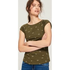 T-shirt z nadrukiem all over - Khaki. T-shirty damskie marki Sinsay. W wyprzedaży za 9.99 zł.