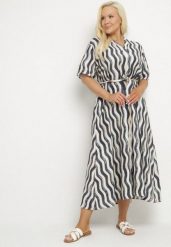 Granatowa Pudełkowa Sukienka z Wiskozy w Geometryczny Wzór z Paskiem Luniretia. Niebieskie sukienki damskie Born2be, na co dzień, na lato, xl, bez wzorów, z wiskozy, eleganckie, bez kołnierzyka, bez ramiączek, maxi. Za 79.99 zł.