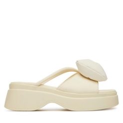 Klapki GOE. Białe klapki damskie GOE, bez wzorów, bez obcasa. Za 229.99 zł.