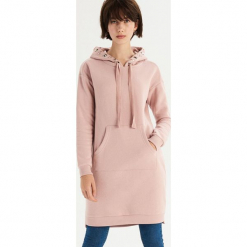 Sukienka bluza z biżuteryjnym zdobieniem - Różowy. Czerwone bluzy damskie marki Sinsay. Za 79.99 zł.