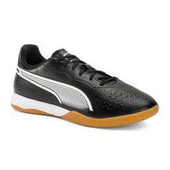 Buty piłkarskie męskie PUMA King Match It. Białe buty sportowe męskie Puma, bez zapięcia, do piłki nożnej. Za 179.99 zł.