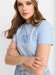 Bawełniana koszulka z napisem Too Hot to Care - Inny. T-shirty damskie Sinsay, l, bez wzorów, z bawełny, bez kołnierzyka. Za 19.99 zł.