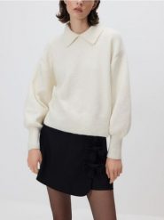 Sweter z kołnierzykiem - kremowy. Białe swetry damskie Reserved, l, bez wzorów, z dzianiny, klasyczne, bez kołnierzyka, bez ramiączek, bez kaptura. Za 129.99 zł.