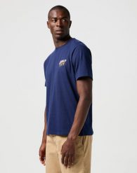 WRANGLER MĘSKA KOSZULKA WRANGLER SMALL GRAPHIC TEE NAVY 112362894. Niebieskie koszulki polo męskie Wrangler, l, bez wzorów, bez ramiączek. Za 89.99 zł.