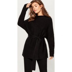 Sweter z paskiem - Czarny. Czarne swetry damskie Mohito. Za 119.99 zł.