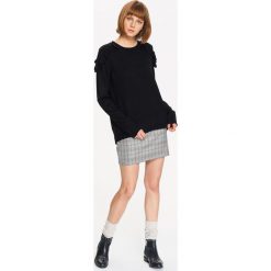 SWETER DAMSKI Z FALBANKAMI NA RAMIONACH. Swetry damskie marki TROLL. W wyprzedaży za 39.99 zł.