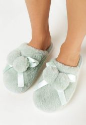 Zielone Futerkowe Kapcie z Pomponem i Wstążką Dyrandira. Zielone kapcie damskie Born2be, bez wzorów. Za 29.99 zł.